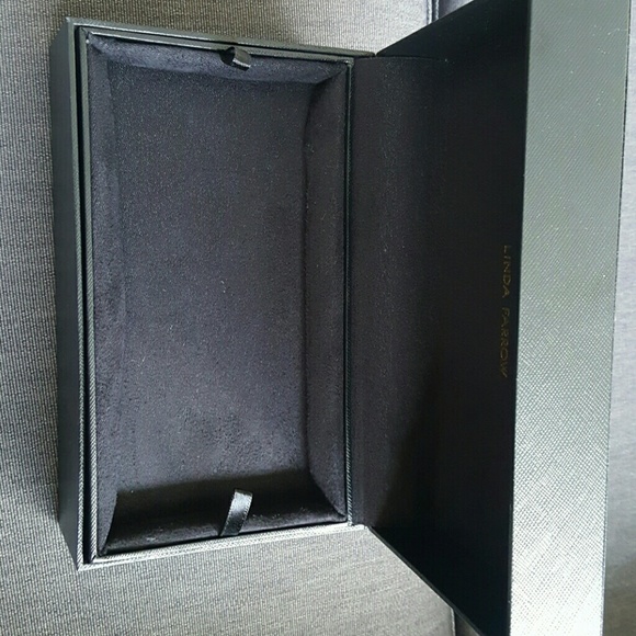 Linda Farrow Sunglass Gift Box - Picture 2 of 3
